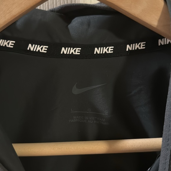 Nike Windbreaker Style Jacket - Picture 6 of 6